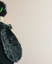 Load image into Gallery viewer, Hellebore